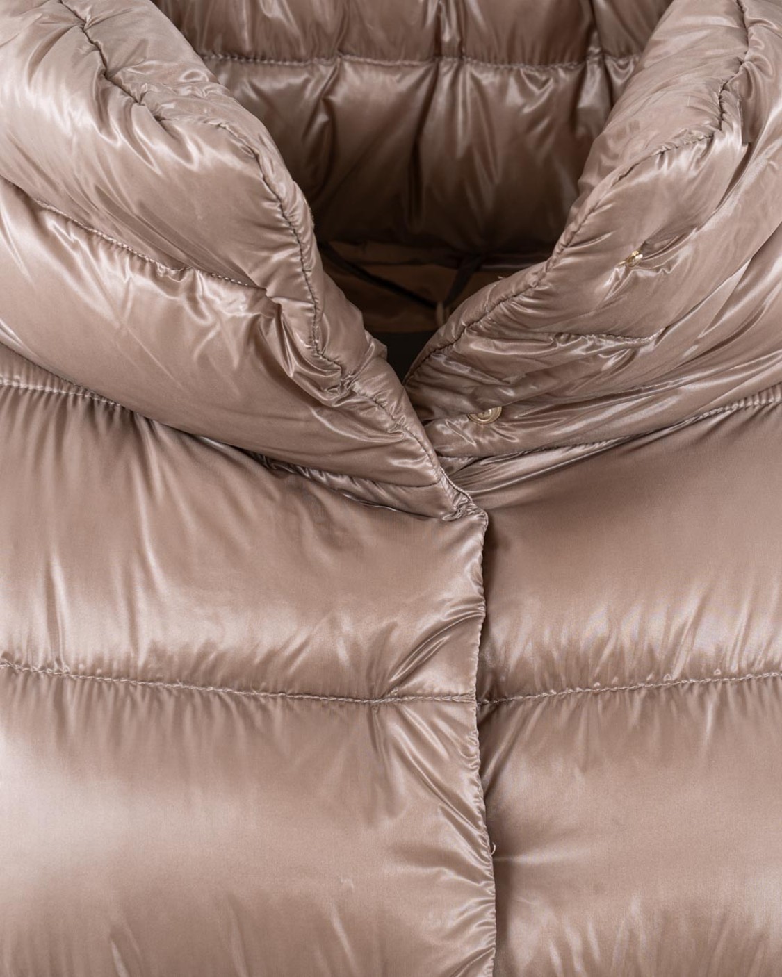 shop HERNO  Cappa: Herno piumino corto.
Imbottitura in piuma d’oca.
Vestibilità regolare.
Collo a cratere.
Chiusura con automatici nascosti.
Maniche lunghe.
Tasche a filetto.
Composizione: 100% Poliammide.
Made in Romania.. PI001781D 12017Z-2600 number 7010870